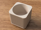 Jardinière Shikaku design moderne – Cache-pot minimaliste sur pieds – Impression 3D déco intérieure par Flexura3D
Shikaku Modern Design Planter – Minimalist Standing Pot – 3D-Printed Indoor Décor by Flexura3D