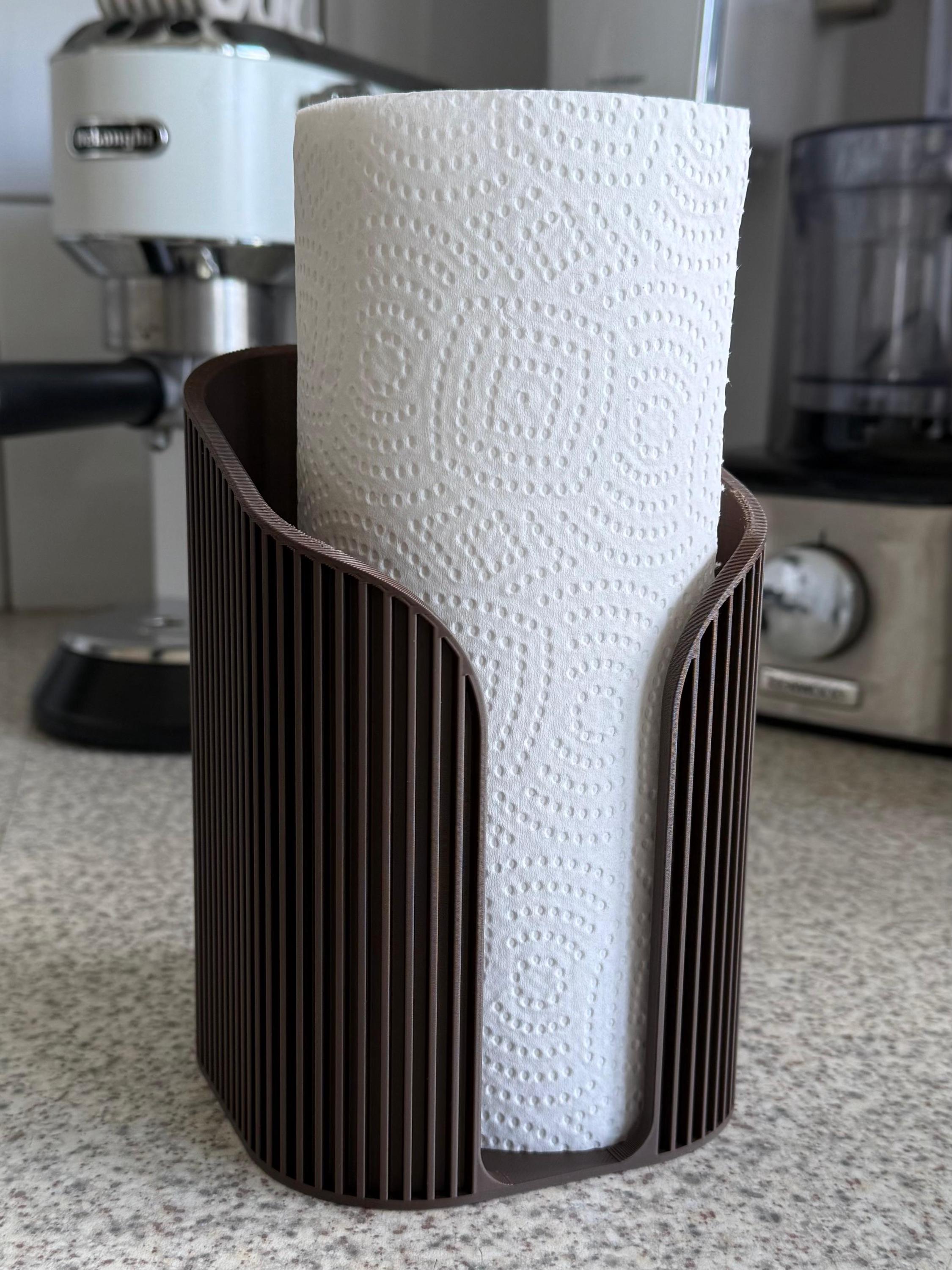 Porte-serviettes Japandi – Support essuie-tout design – Décoration minimaliste – Japandi kitchen decor par Flexura3D.
Japandi paper towel holder – Designer paper towel stand – Minimalist decoration – Japandi kitchen decor by Flexura3D.