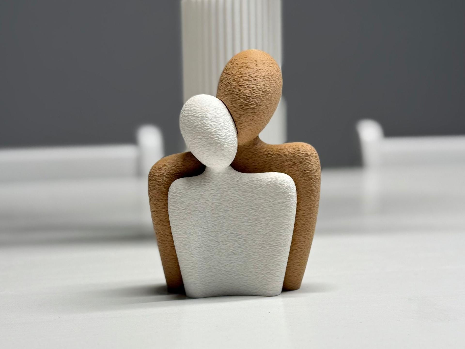 Saint-Valentin statue de couple romantique sculpture moderne d’amour pour décoration intérieure par Flexura3D. Valentine’s Day romantic couple statue, modern love sculpture for interior decoration by Flexura3D