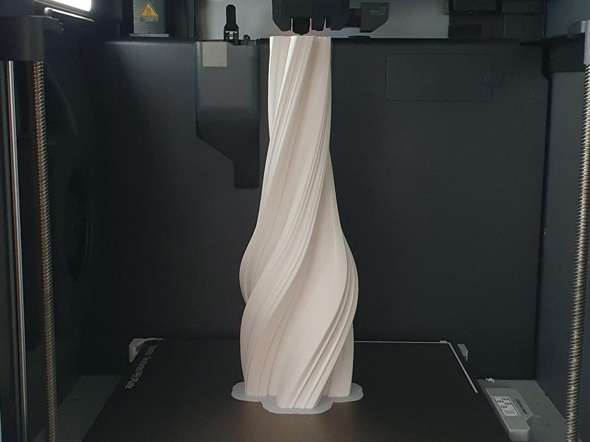 Vase torsadé Japandi en impression 3D – Vase sculptural minimaliste pour fleurs séchées – Décoration moderne contemporaine