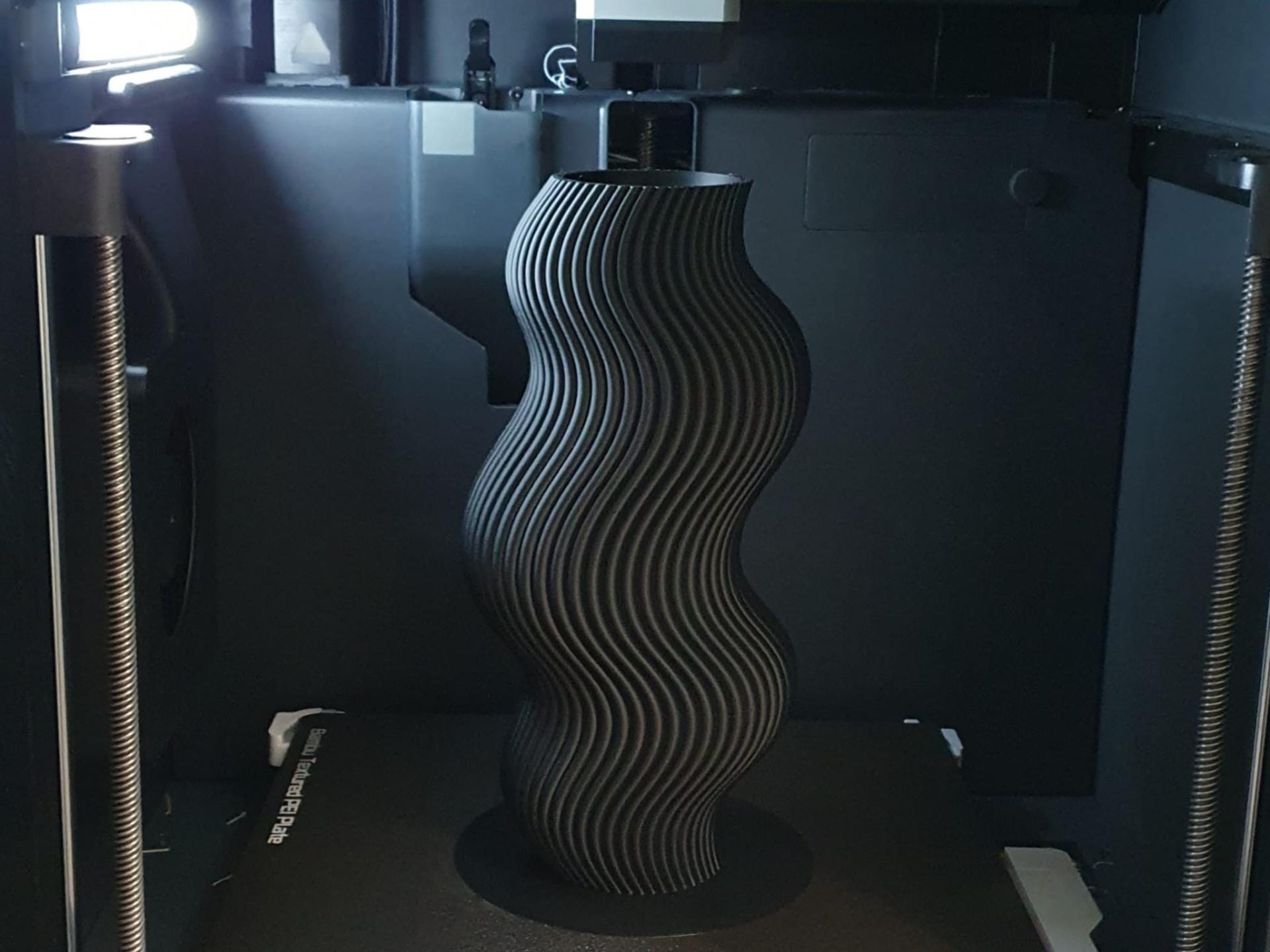 Vase ondulé au design moderne Japandi | Vase décoratif pour intérieur minimaliste – Idéal pour fleurs séchées